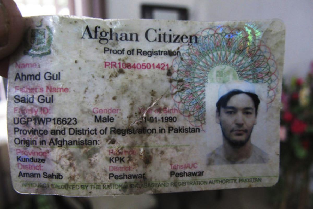 Un home sosté el carnet d’identitat d’un dels dos presumptes autors d’un doble atemptat suïcida a Quetta que va deixar almenys 16 morts i 40 ferits(Pakistan).