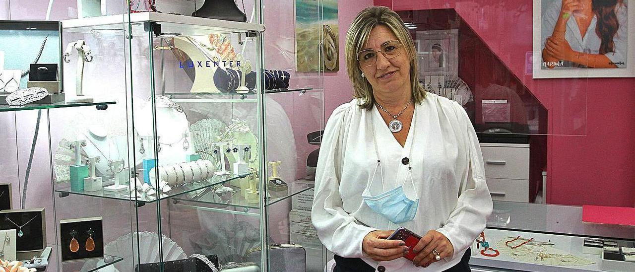 Chelo Pérez abrió su tienda de bisutería hace diez años y ha sufrido dos crisis económicas.   | // IÑAKI OSORIO