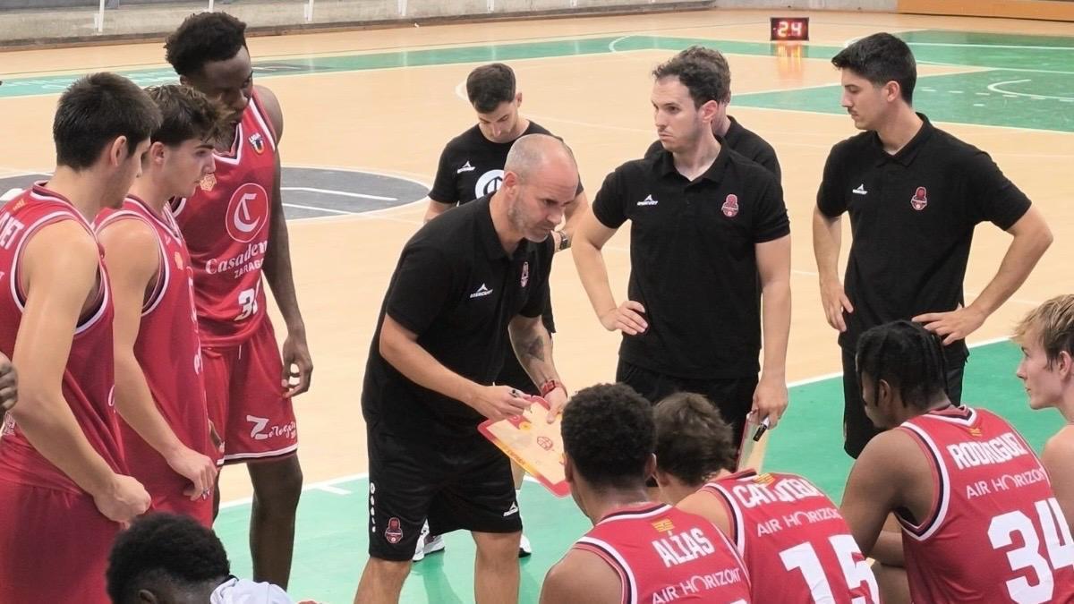 El Casademont U22, reunido durante un momento del duelo en Huesca