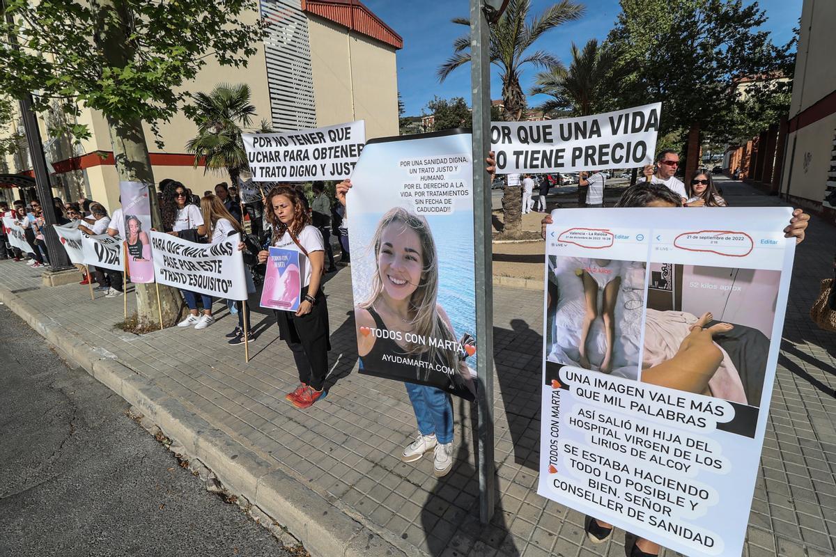 Asistentes a la concentración con carteles de apoyo a Marta y su familia.