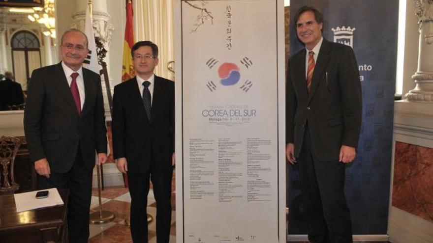 El alcalde y el embajador coreano, en la presentación.