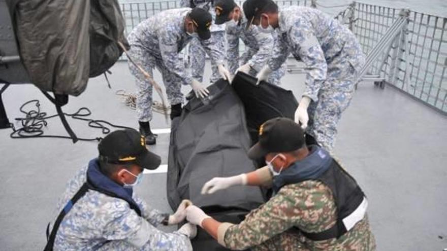 Singapur Troben els cadàvers dels mariners morts en xocar dos vaixells