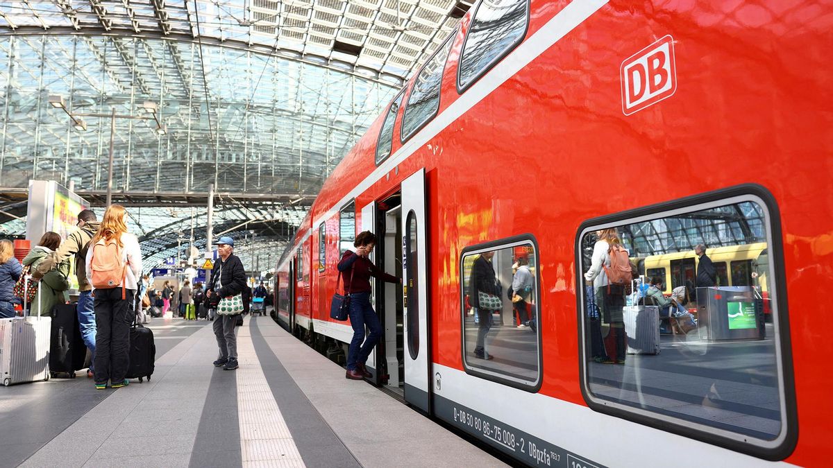 Una persona sube al tren en Berlín.