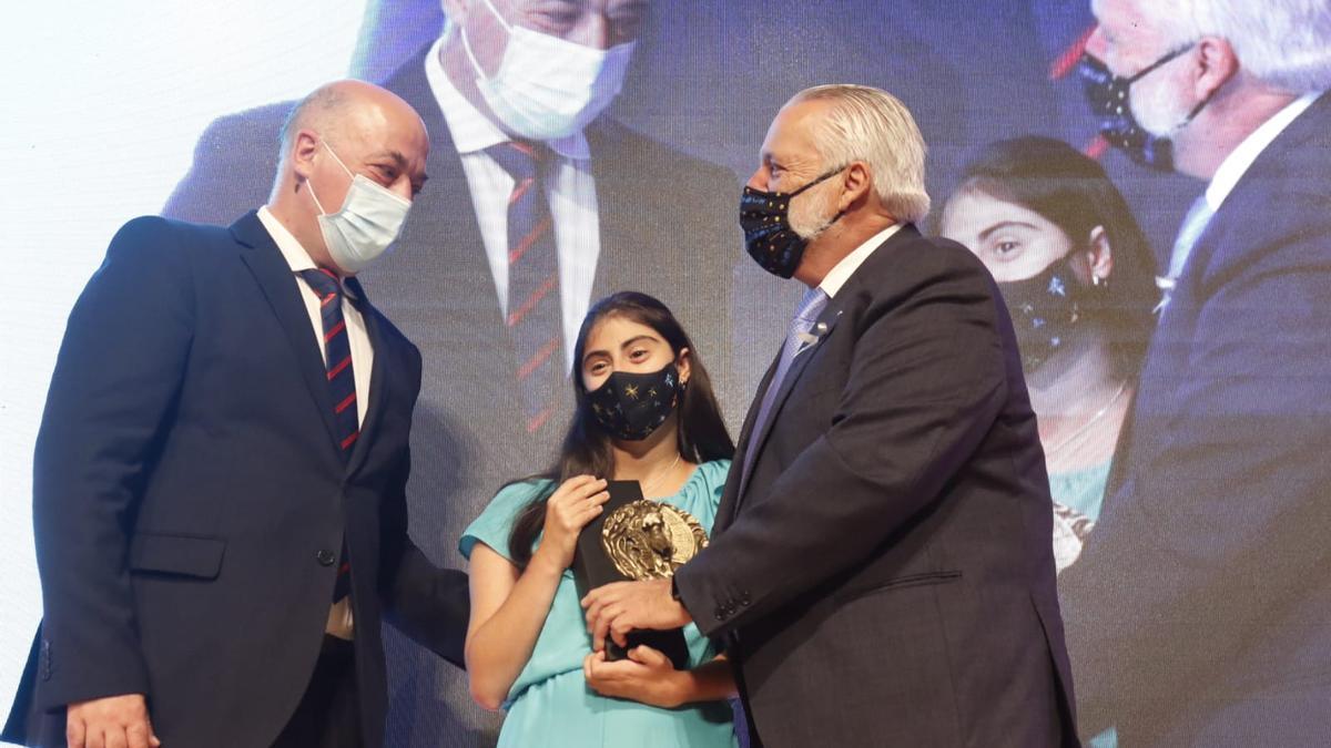 José Fabián Cámara recoge el premio de manos del presidente de la Diputación, Antonio Ruiz.