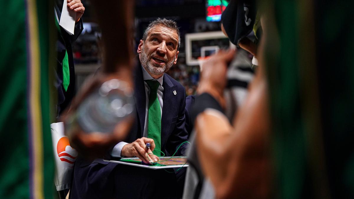 Ibon Navarro se dirige a sus jugadores en el Unicaja-Burgos.