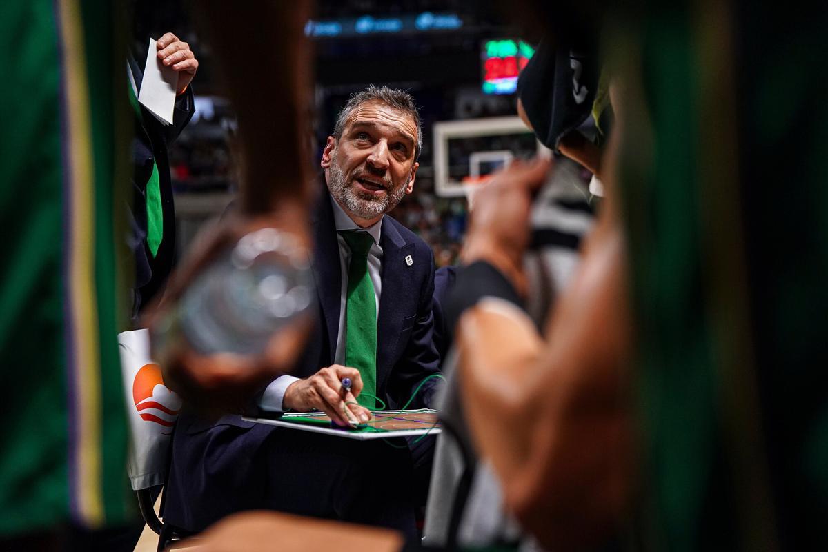 Ibon Navarro se dirige a sus jugadores en el un partido en el Carpena.