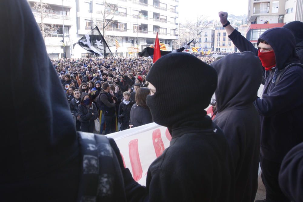 Concentració multitudinària a la seu de la Generalitat de Girona per reclamar la llibertat dels presos