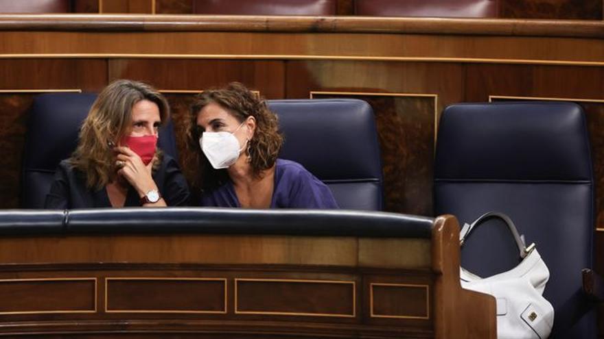 La vicepresidenta tercera, Teresa Ribera, junto a la ministra de Hacienda, María Jesús Montero, en el Congreso.