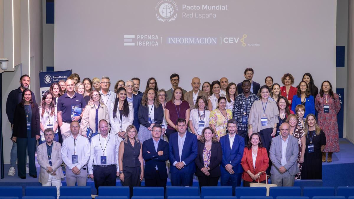 Foto de familia durante la presentación del informe, celebrada en el Club INFORMACIÓN.