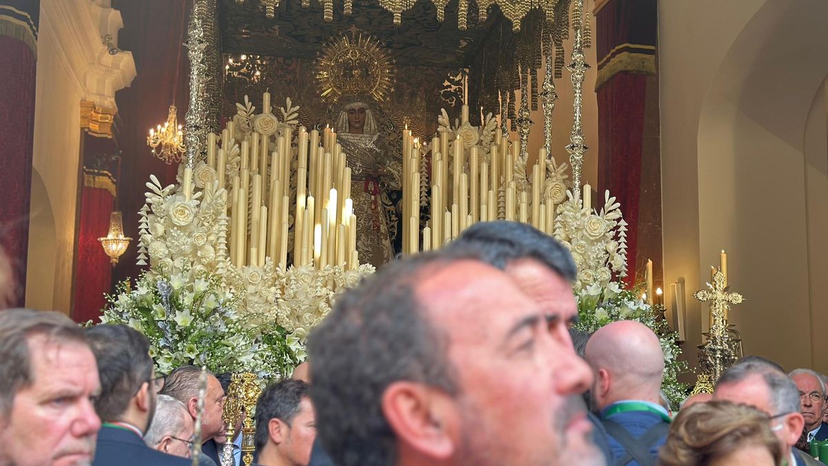 Los hermanos que procesionan con el cirio comienzan a caminar.