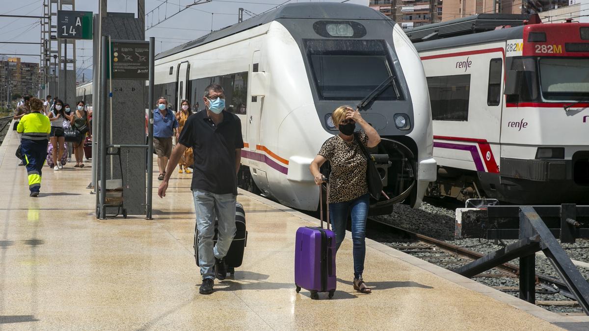 Pasajeros bajando de un tren de cercanías en la estación de Alicante en una imagen de archivo