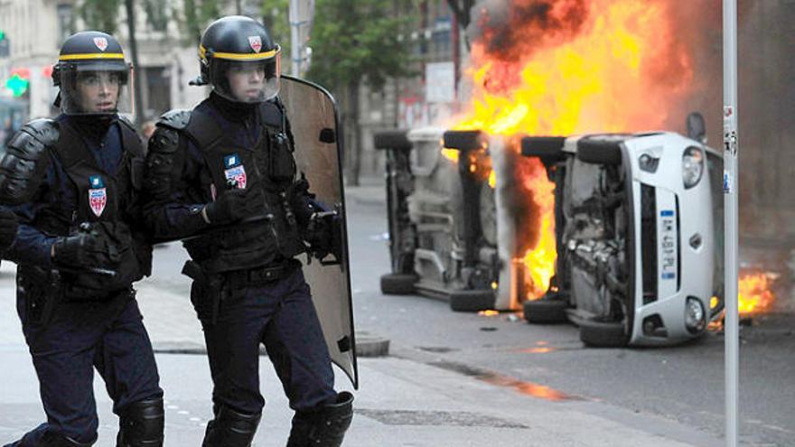 Els manifestants van causar destrosses en algunes ciutats, com a Lió, on van incendiar diversos cotxes