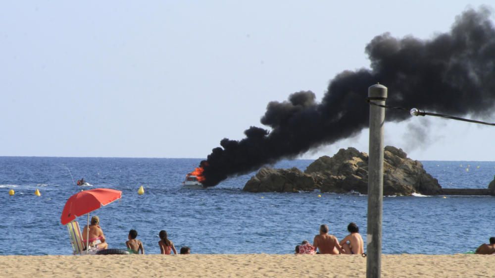 Una embarcació es crema i s'enfonsa a sa Palomera