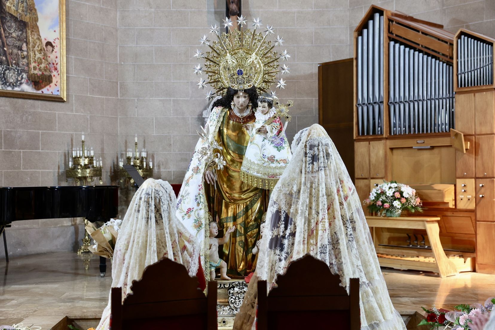Así ha sido el Besamanos de las falleras mayores y cortes de honor 2025