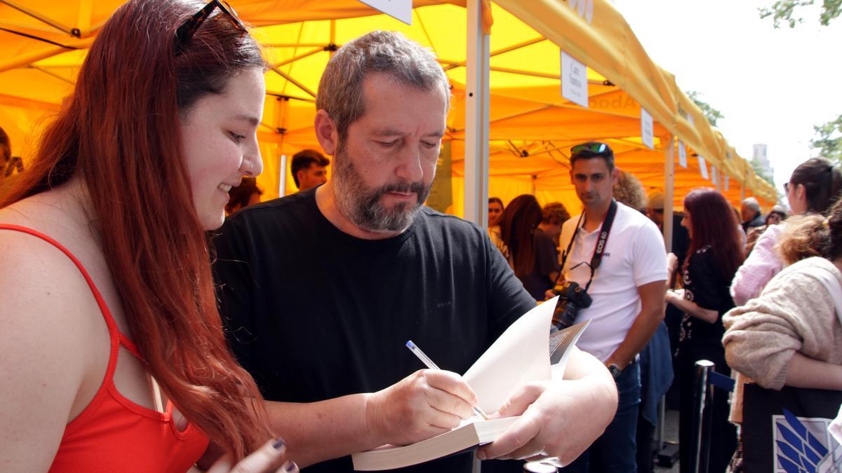 Carles Porta signant llibres per Sant Jordi