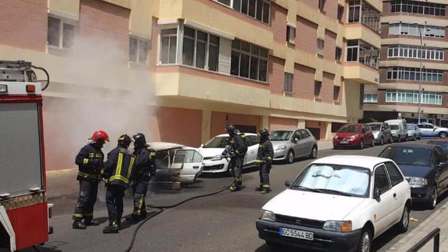 Los bomberos apagan un fuego en un coche en la capital