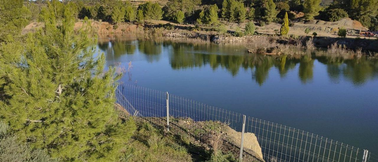 Terrenos de la antigua cantera de arcillas de Barxeta, inundada con agua tras desmantelarse. | PERALES IBORRA