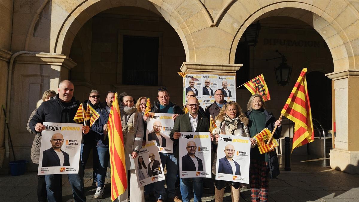 El candidato del PAR a la presidencia del Gobierno de Aragón, Alberto Izquierdo, con otros miembros de la formación en la pegada de carteles este viernes en Teruel.
