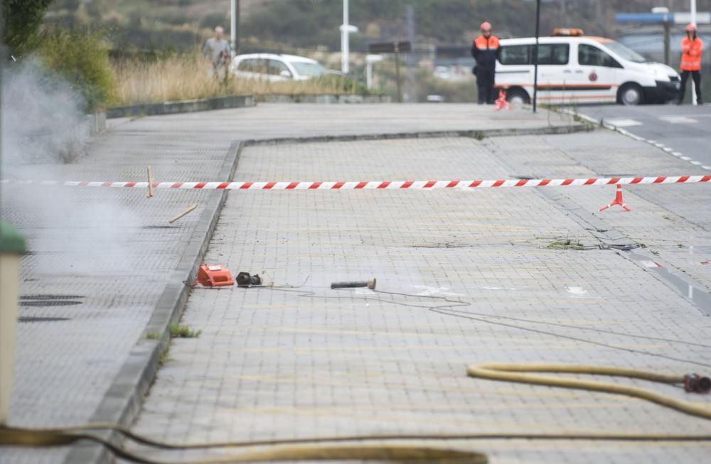 Bomberos y personal de los equipos de emergencias ensayan cómo intervenir en caso de accidente con mercancías peligrosas