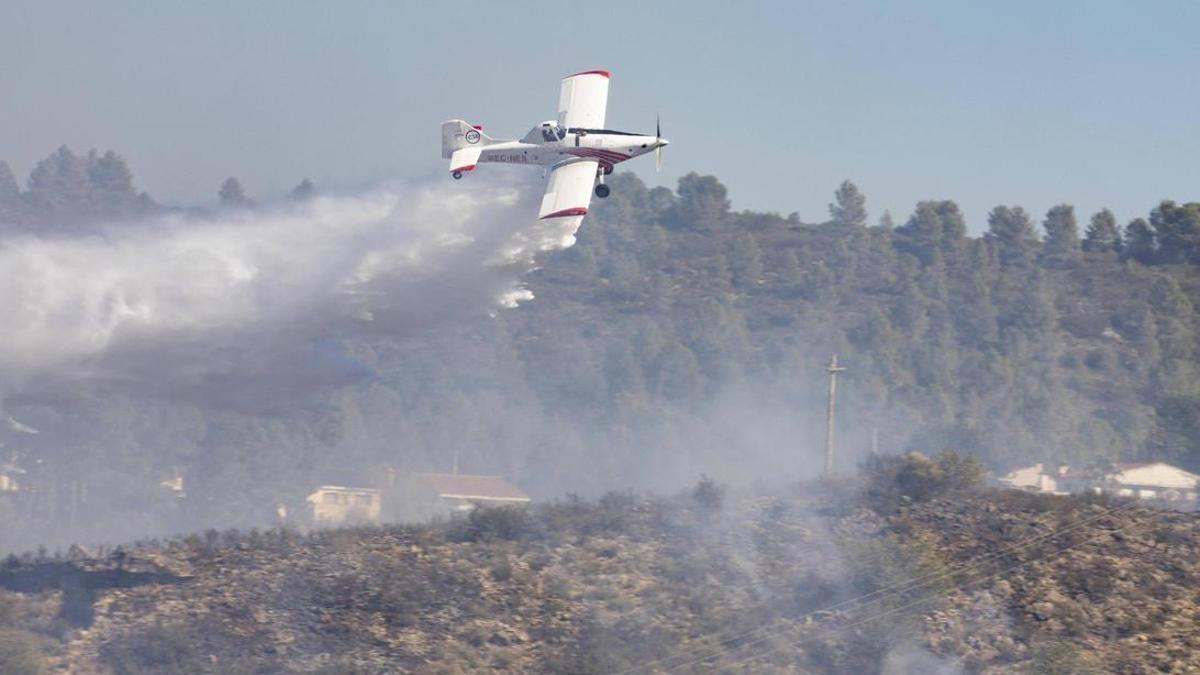 Una avioneta realiza una descarga en una zona de chalés en el incendio declarado a principios de marzo en Real.