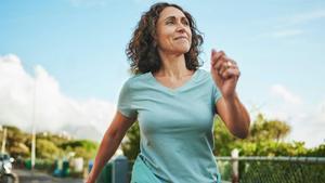 Una mujer caminando
