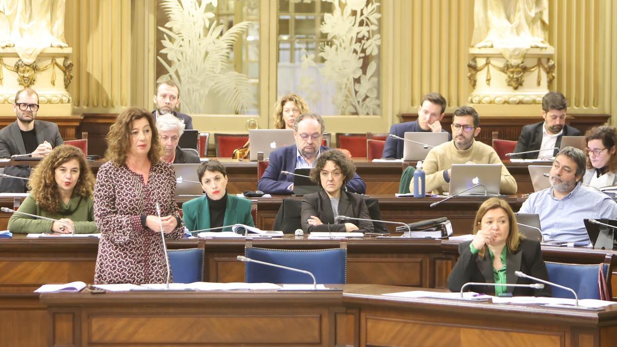 La presidenta del Govern, Francina Armengol, en el Parlament.