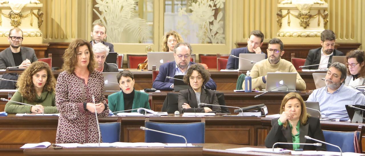 La presidenta del Govern, Francina Armengol, en el Parlament.