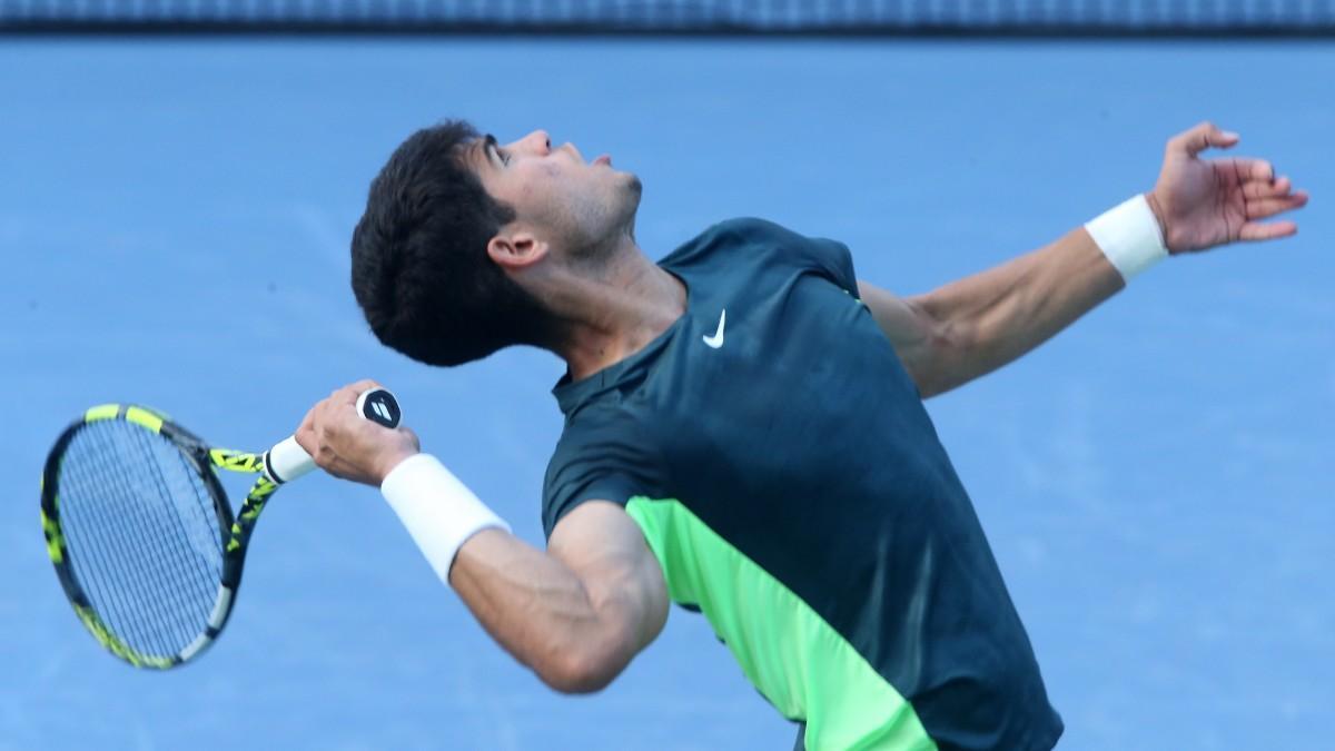 Carlos Alcaraz sirve ante Hubert Hurkacz