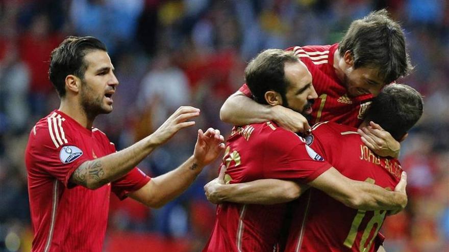 España recupera el liderato y el buen fútbol (2-0)