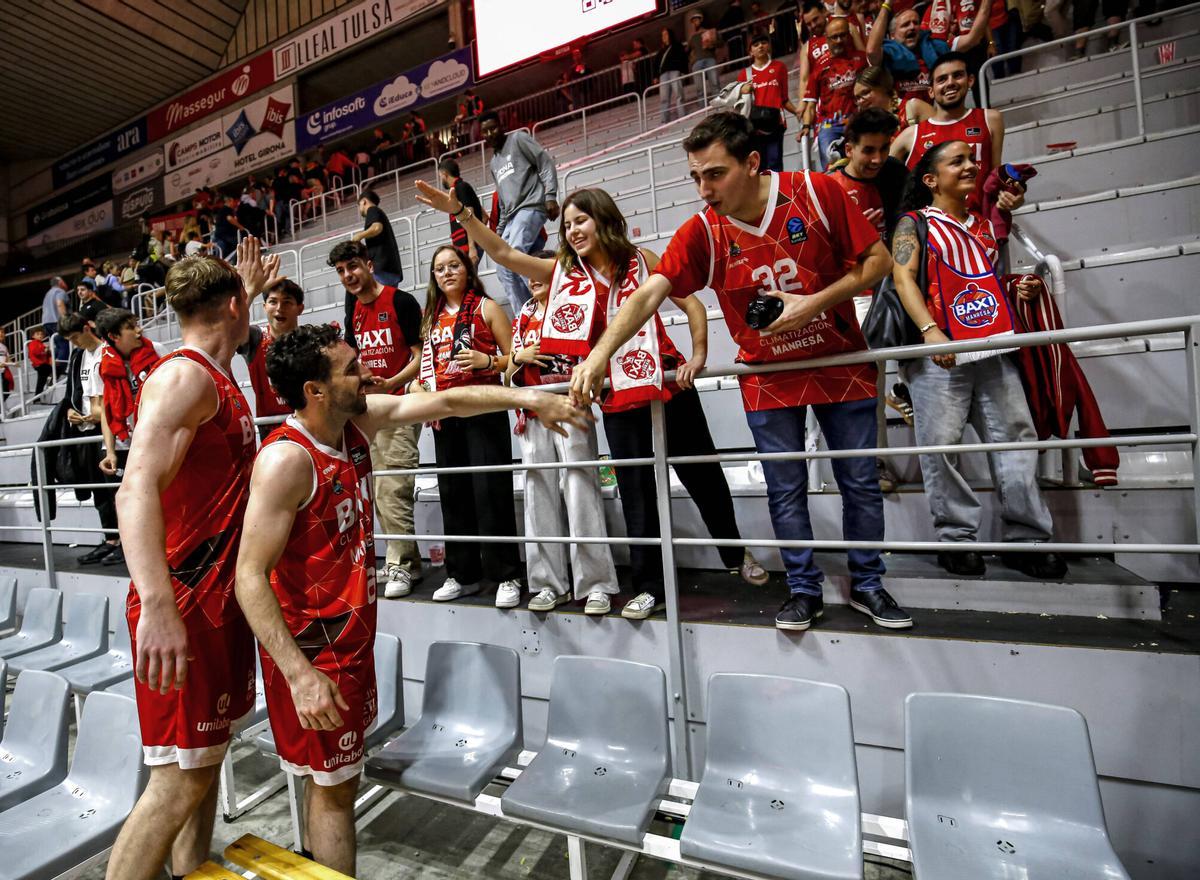 Les millors fotos de la celebració de la permanència del Baxi Manresa a Fontajau