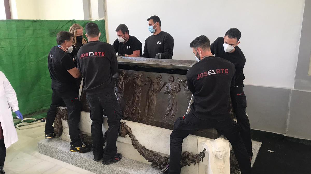 Los empleados colocan la obra de Benlliure en su pedestal