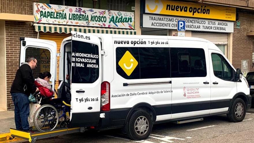 Usuarios de Nueva Opción, en la furgoneta de transporte