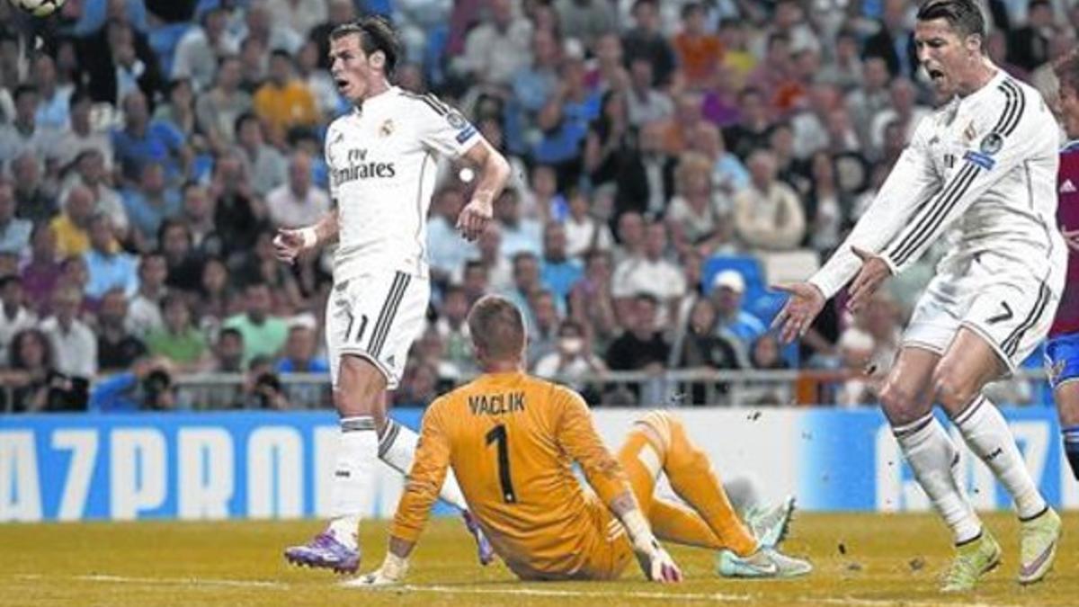 Cristiano, junto a Bale,  se queja ante la salida del portero del Basielea, Vaclik.