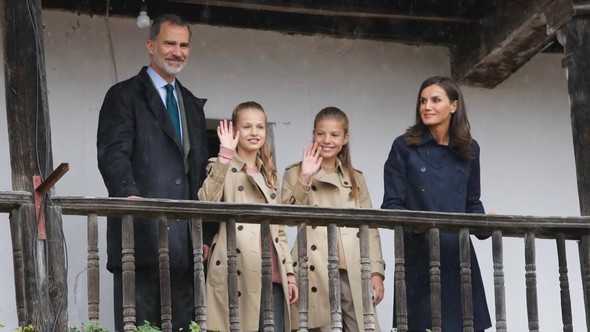 Los Reyes y sus hijas, Leonor y Sofía, en Asiegu (Asturias), el pasado sábado.