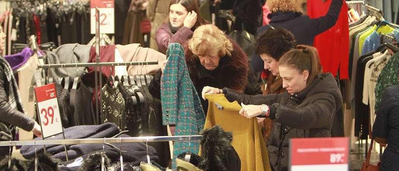 Primer día de la campaña de rebajas en Ourense. // Iñaki Osorio