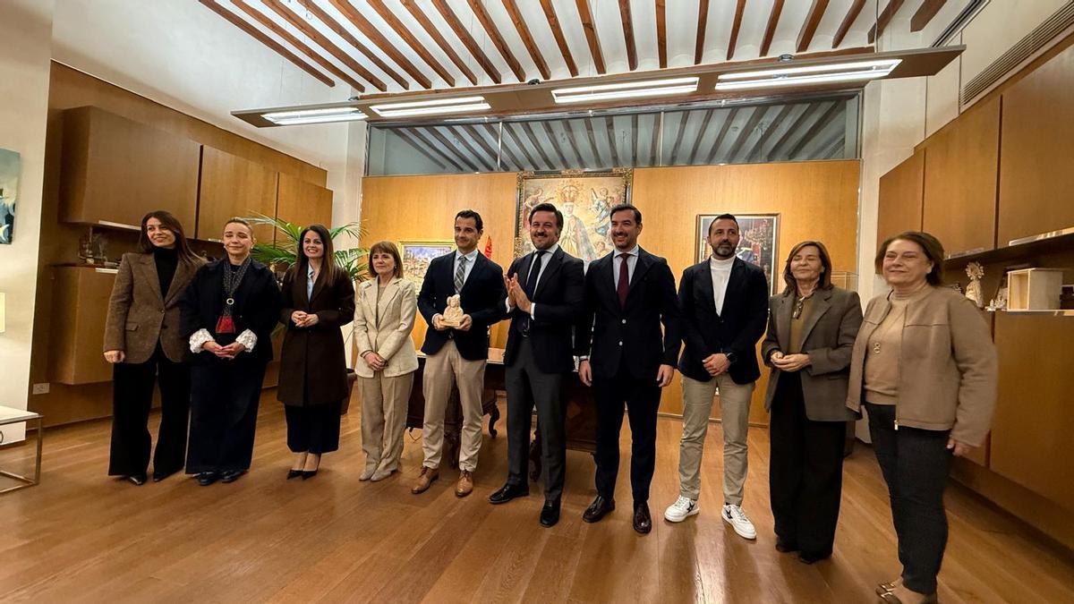 El grueso del bipartito de Elche recibe al alcalde de Torrevieja, Eduardo Dolón