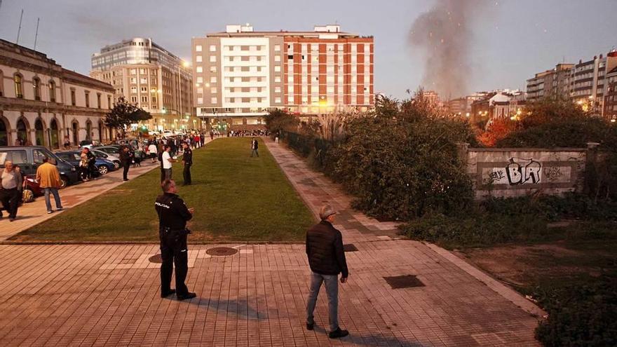 Aparatoso incendio en el &quot;solarón&quot; de Poniente