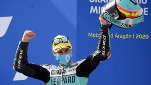 Jaume Masia (Honda) celebra su victoria de hoy en el GP de Aragón.
