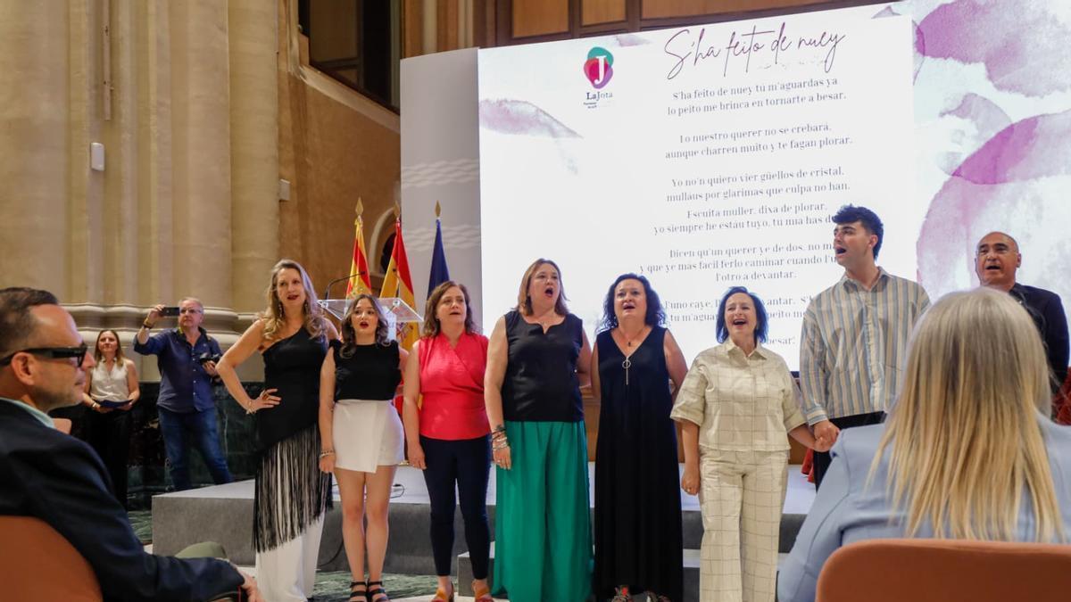 Intepretación de 'S'ha feito de nuey' con Juanjo Bona, segundo por la derecha.