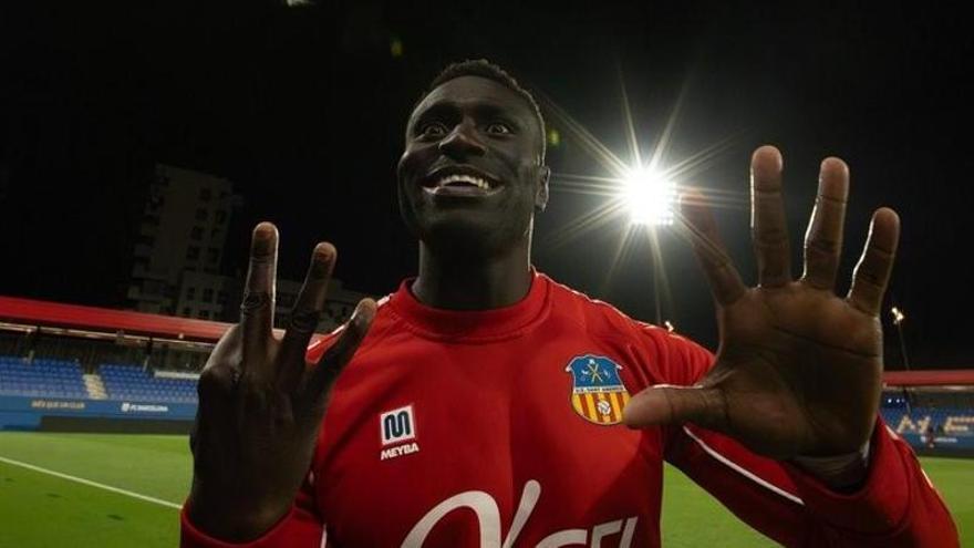 Marcos Mendes, ex delantero del Hércules, héroe de un ascenso por tercera vez