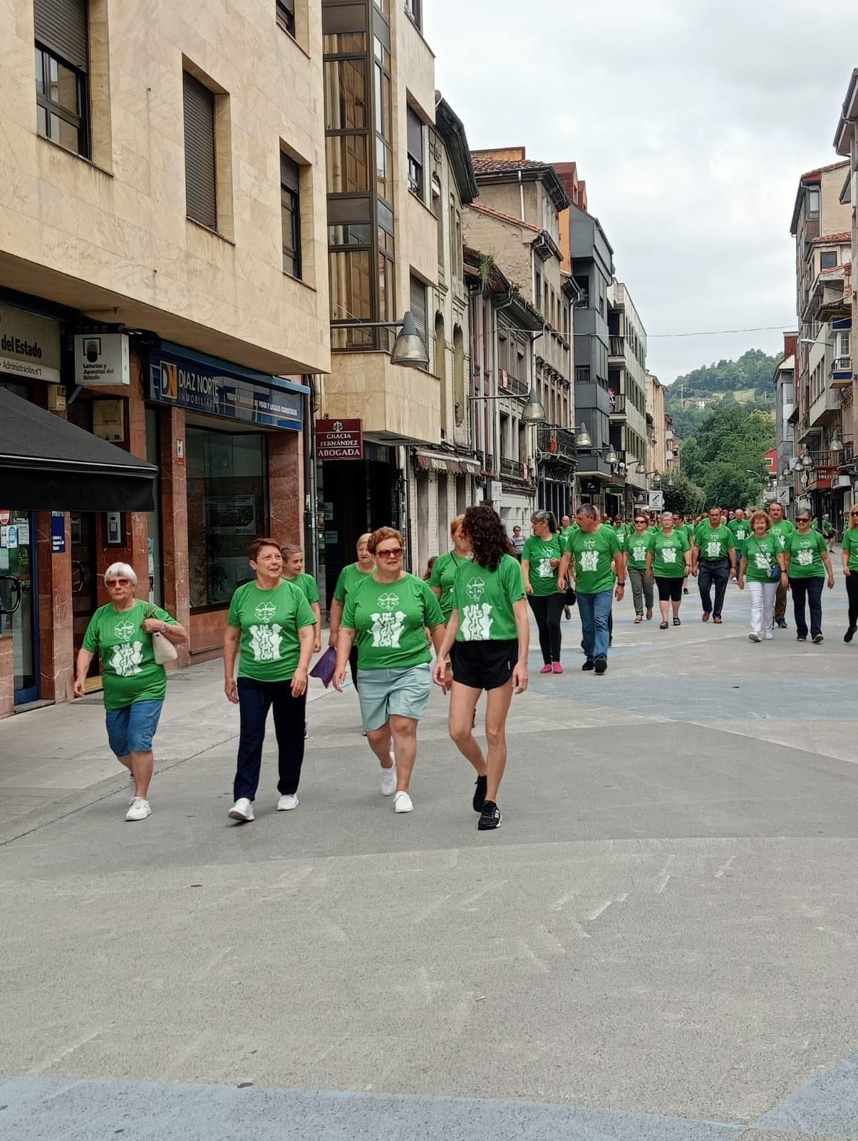 Doscientas personas marchan y escancian en Laviana para combatir la ELA