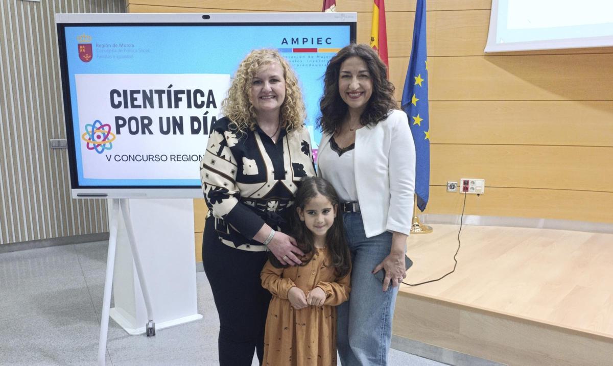 Aya Saumouni Idrissi, del CEIP Juan Ayala Hurtado de Ceutí, ganadora en la Categoría 1, junto a Ascensión García y Ana Belén Martínez