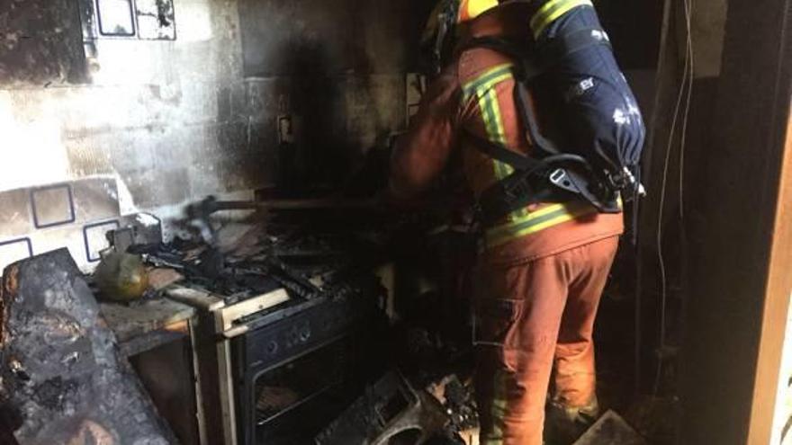 Los bomberos trabajan en la vivienda de Alginet, ayer.