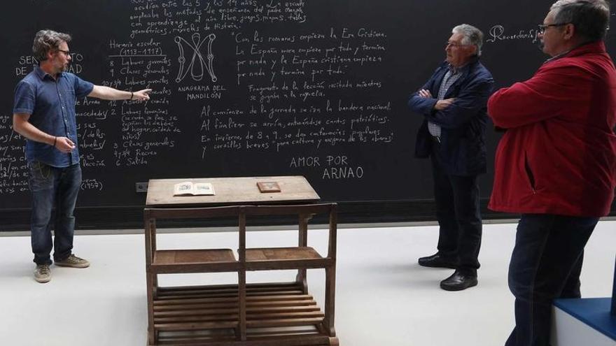 Por la izquierda, Iván Muñiz, Juan Luis Gutiérrez y Tino Fernández, ante la &quot;La pizarra de la memoria&quot;.
