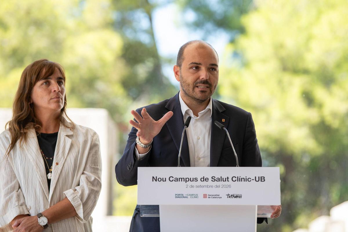 El conseller de la Presidència, Albert Dalmau, en una rueda de prensa en el Espai Corberó de Esplugues para explicar los avances del proyecto del Clínic en la Diagonal.
