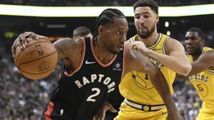 Kawhi Leonard rebasa a Klay Thompson de los Warriors.