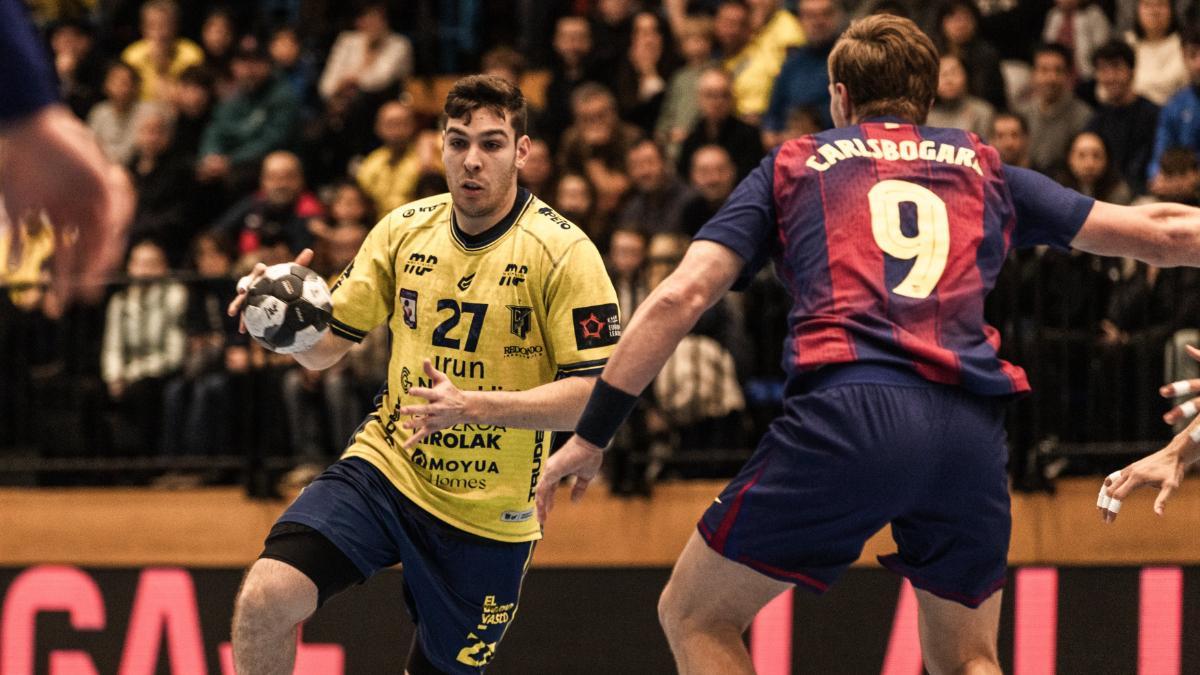 Un notable Julen Mujica (6/6) encara a Carlsbogard