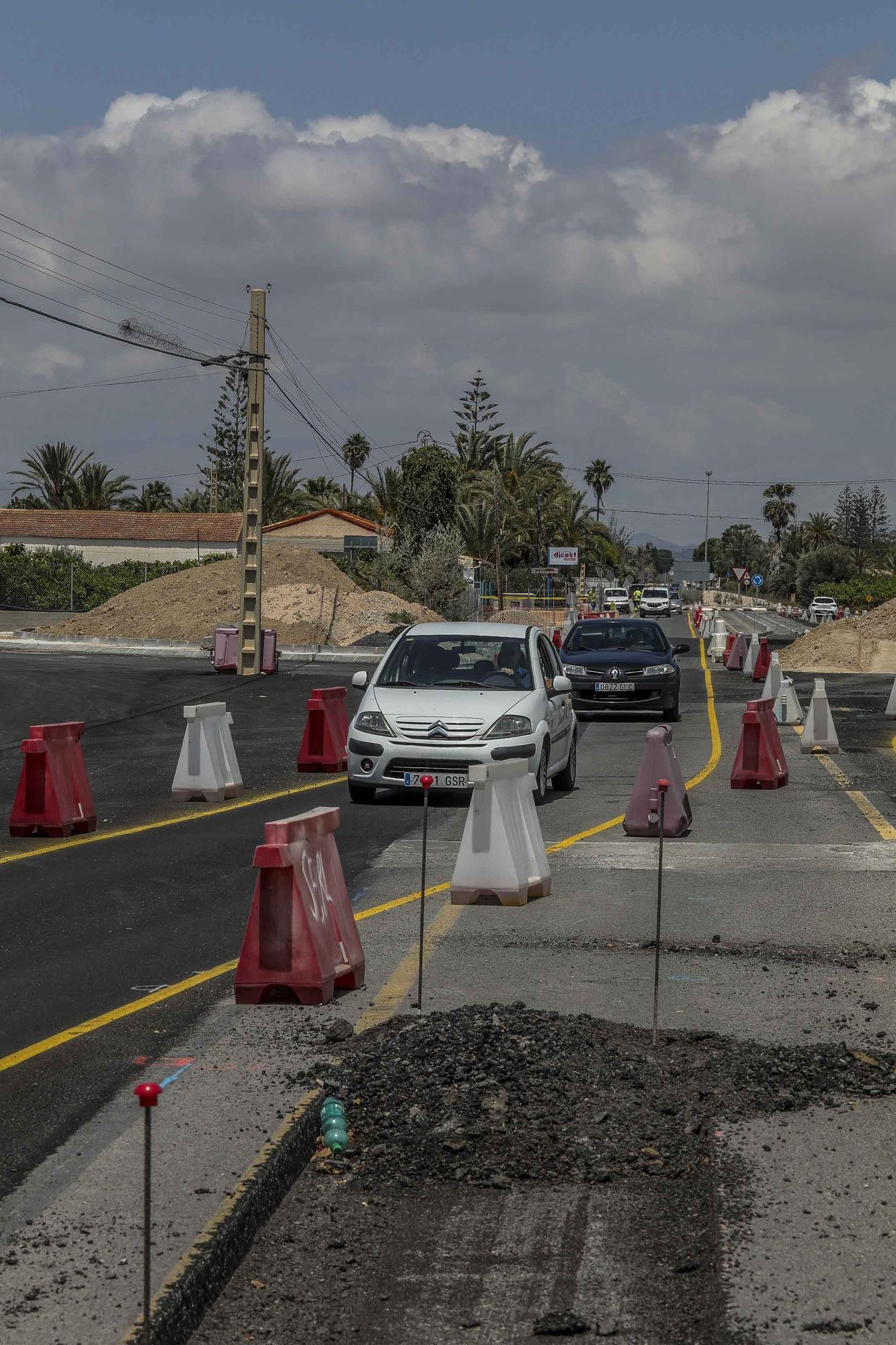 Las obras en el vial entre Elche y Santa Pola aceleran con la extension de la mediana y dos nuevas rotondas