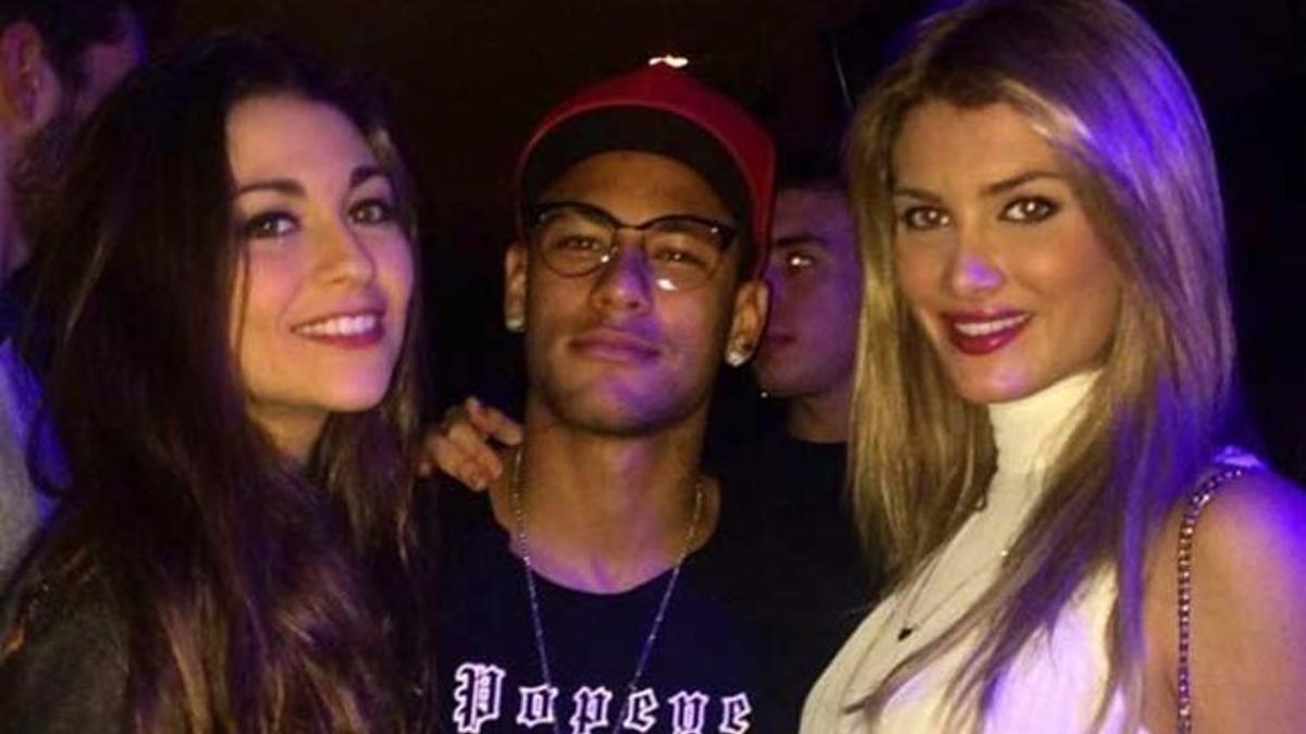 Neymar Junior junto a Mireia Lalaguna (derecha)