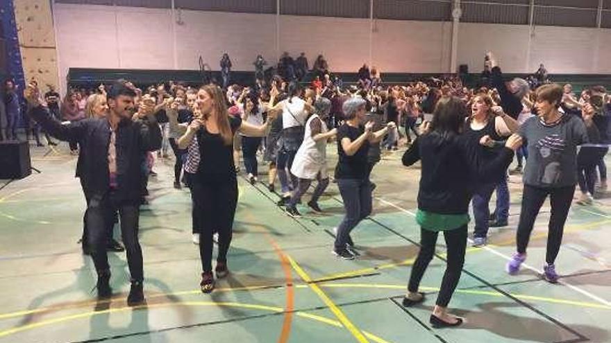 Rodrigo Cuevas, a la izquierda, bailando en la Nueche de Danza de Infiesto.